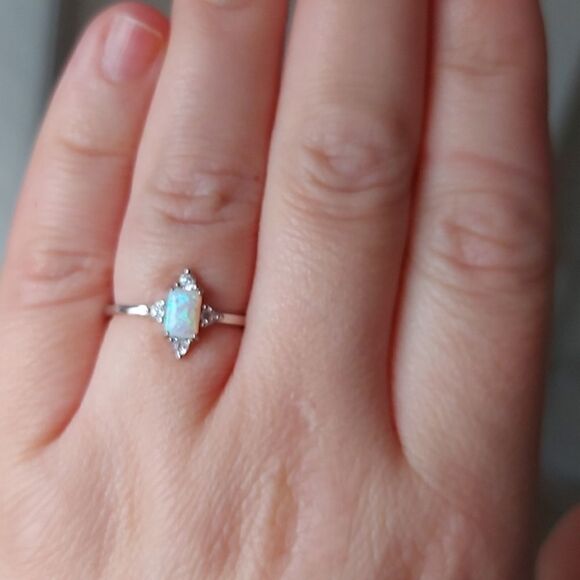 925 Sterling Silver Opal Ring - Picture 2 of 7